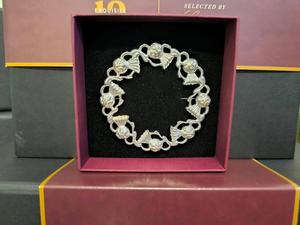 Broche de cobre con cabeza de león y diseño a cuadros, con intrincado trabajo de nudos celtas - Product Image 6