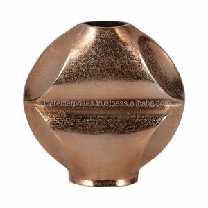 Vase à fleurs en métal artistique exclusif pour la décoration de maison de luxe, style moderne pour table de salon et aménagement intérieur - Product Image 1