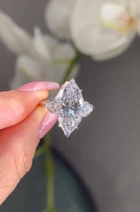 Anillo de Compromiso de Diamante Cultivado en Laboratorio con Corte Triangular de Lujo para Mujer |   Anillo Solitario de Oro de 18K con Certificado IGI |   Joyería para Damas de Honor - Product Image 4