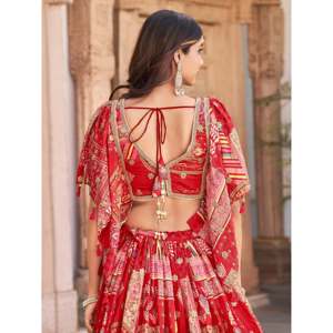 Robe de mariée en dentelle rouge, style lehenga choli, pour la mariée, avec manches courtes - Product Image 2