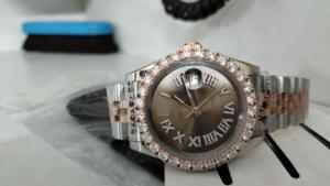 Montre de luxe personnalisée en acier inoxydable bicolore or rose, avec cadran serti de diamants et mouvement mécanique - Product Image 2