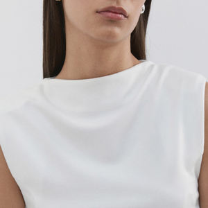 Camiseta de Mujer con Diseño Recto, Cuello Redondo, Sin Mangas, con Hombreras, Diseño Peplum / Diseño de Color Sólido con Logotipo, Elegante - Product Image 2