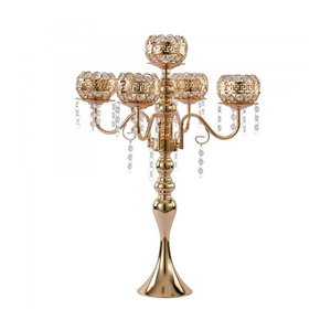 Candelabro Decorativo de Aluminio Dorado con Adornos de Cristal Colgantes, Elegante Centro de Mesa de Metal para Velas - Product Image 3