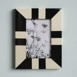 Cadre photo minimaliste en résine côtelée, fait main, à suspendre verticalement au mur - Product Image 5