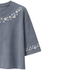 เสื้อยืดครอปสีน้ำเงินสเลทสำหรับผู้หญิง ปักลายดอกไม้ แขนสั้น สไตล์ลำลอง แฟชั่น ผ้าคอตตอนผสม เนื้อนุ่ม เสื้อผู้หญิงสำหรับฤดูร้อน ขายส่ง - Product Image 3