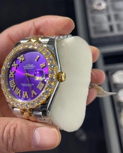 Reloj Mecánico de Acero Inoxidable con Bisel de Diamantes Morados, Esfera con Números Romanos, Cristal de Zafiro y Brazalete Dorado - Product Image 3