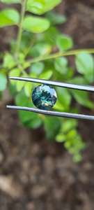 พลอยไพลินสีเขียวอมฟ้าทรงกลมเจียระไนแบบเหลี่ยมเพชร  ผ่านกระบวนการอบด้วยความร้อนตามธรรมชาติ พร้อมประกายรุ้ง - Product Image 2