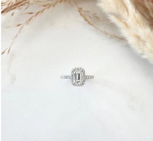 แหวนหมั้นเพชรทรงเหลี่ยมมรกต 1.00 กะรัต ทองคำขาว 14K ประดับเพชรรอบวงสำหรับผู้หญิง - Product Image 5