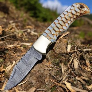 Couteaux pliants raffinés pour la chasse avec manche effet bois bleu, lame brillante et étui en cuir marron pour la chasse, le camping et la randonnée - Product Image 1