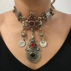 Collar tribal afgano Kuchi de lujo con flecos de monedas de triple capa, detalles en relieve metálico y piedra preciosa verde pulida - Product Image 2