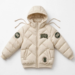 Blouson matelassé à capuche brodé HQR, beige, fermeture éclair, coupe-vent, respirant, décontracté, pour l'hiver, unisexe, coupe régulière, avec patch - Product Image 1