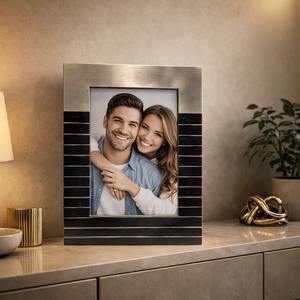 Cadre photo décoratif en résine avec accent métallique pour un style intérieur moderne et luxueux - Product Image 4