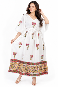 Robe longue kaftan blanche imprimée pour femme avec motifs floraux roses, manches larges et taille à cordon, idéale pour les vacances d'été - Product Image 1