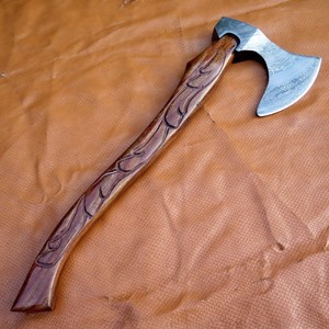 Hacha de Acero de Damasco Hecha a Mano, Hacha Vikinga Personalizada con Mango de Madera Tallado, Hacha de Supervivencia para Camping y Caza, Herramienta para Exteriores OEM - Product Image 1