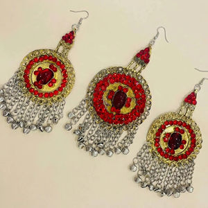 Boucles d'oreilles afghanes Kuchi ornées de miroirs, avec cabochons en verre rouge vif, détails complexes en fil torsadé et argent superposé - Product Image 1