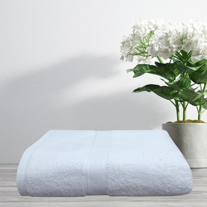 Serviette de bain blanche en coton pur 550 GSM pour hôtels, épaisse, douce, très absorbante, en tissu éponge, de qualité supérieure, en vente - Product Image 4