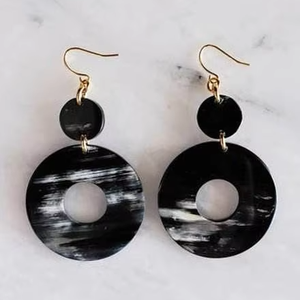 Pendientes de Cuerno de Búfalo Natural, Diseño Moderno Hecho a Mano y Ecológico de la India por S a and SONS EXPORTS - Product Image 1