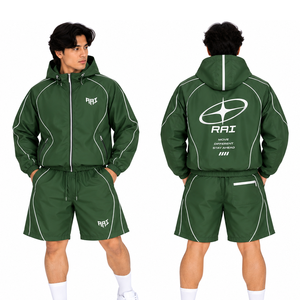 Conjunto Deportivo de Chaqueta y Pantalones Cortos con Capucha Verde de Moda, Chaqueta Ligera de Nailon con Detalles Reflectantes Personalizados y Pantalones Cortos Deportivos para Verano - Product Image 1