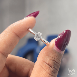 Anillo de compromiso elegante con diamante ovalado de 0.5 quilates cultivado en laboratorio, engaste de tallo pellizcado en oro blanco de 10K - Product Image 5