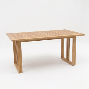 Table à manger rectangulaire en bois massif Felcia pour l'extérieur avec un design moderne à lattes, durable et écologique - Product Image 1