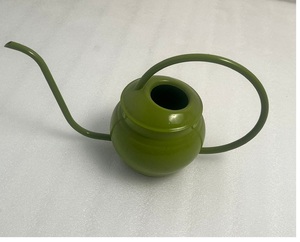 Arrosoir en fer au design antique avec finition thermolaquée, idéal pour la décoration vintage de la maison et du jardin, accessoire décoratif. - Product Image 6