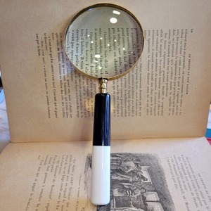 Loupe de lecture classique avec poignée en verre et cadre métallique de qualité standard - Product Image 1