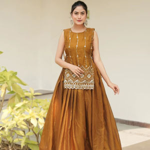 ชุดเลเฮนกาดีไซน์เนอร์ระดับพรีเมียมจากเฟนดี้ พร้อมเสื้อโคติแบบไม่มีแขนประดับลูกปัด – ชุดสำเร็จรูปสำหรับงานปาร์ตี้และงานแต่งงาน - Product Image 1