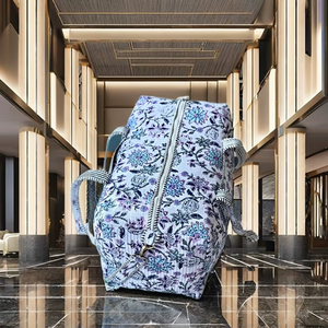 Bolsa de Viaje Deportiva de Lujo con Estampado Floral Morado, Acolchada, con Ribete a Rayas, Duradera, de Alta Calidad, Gran Capacidad, con Cierre - Product Image 1
