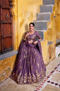 Lehenga Choli en soie brodée pour femme, couleur violette, avec broderie florale faite à la main, col en V, manches trois quarts, longueur au sol, robe élégante - Product Image 1