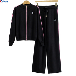 Conjunto Deportivo de Invierno para Mujer con Logotipo Personalizado, Chaqueta con Cierre Completo y Pantalones Acampanados de 2 Piezas con Forro Polar Ecológico - Product Image 3