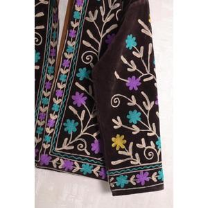 Chaqueta de Terciopelo Suzani con Estampado Floral Indio, Chaqueta Boho Hecha a Mano con Bordado Étnico para Mujer - Product Image 2