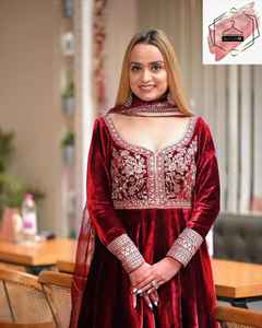 فستان أناركالي مخملي ثقيل مطرز بتصميم أنيق باللون العنابي مع دوباتا وبنطلون بالازو، فستان مطرز بالترتر مع دوباتا وبنطلون بالازو - Product Image 1