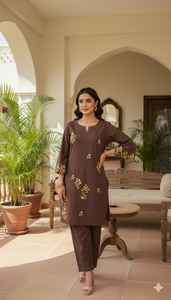 ชุดสูทกูร์ตะแบบ 3 ชิ้น สีน้ำตาลล้วน สำหรับผู้หญิง สไตล์อินเดีย-ปากีสถาน เหมาะสำหรับงานเทศกาล  ผ้าเรียบย้อมสี - Product Image 4