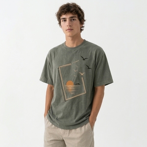 T-shirt vert délavé élégant pour hommes, avec paysage de coucher de soleil, vagues de l'océan, oiseaux en vol et illustration artistique rétro minimaliste - Product Image 1