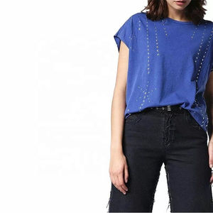 Camisetas de algodón de alta calidad al por mayor para mujer con pedrería, fabricantes OEM, camisetas con cuello redondo estampadas personalizadas para damas - Product Image 2