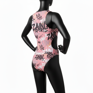 ชุดว่ายน้ำผู้หญิง โพลีเอสเตอร์ผสมสแปนเด็กซ์ พรีเมียม สีชมพูพิมพ์ลายกราฟฟิตีสีดำ ซิปหน้า รับสกรีนโลโก้ตามสั่ง - Product Image 5