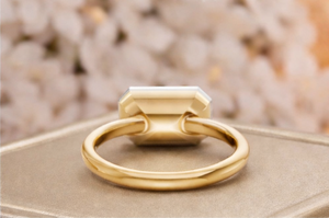 Anillo de Compromiso Solitario de Diamante Corte Esmeralda en Oro de 14K, Diamante Cultivado en Laboratorio / Moissanita, Anillo de Boda Minimalista para Mujer - Product Image 3