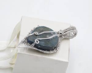 จี้ลาบราดอไรต์ธรรมชาติพันลวดทองแดง งานแฮนด์เมด เครื่องประดับพลอย ขนาดฟรีไซส์ จี้คริสตัลบำบัดรักษา - Product Image 3