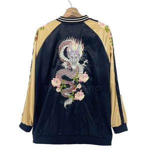 Chaqueta Sukajan Premium Ligera de Invierno para Hombre, Cuello Alto, Logotipo Frontal, Tela Satinada Moderna, Cómoda y Elegante, Estilo Urbano - Product Image 2