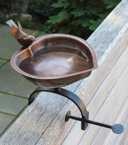Nouveauté 2026 : Abreuvoir pour oiseaux en cuivre antique à fixer sur garde-corps, avec figurine d'oiseau et support à pince - Product Image 6