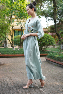 Robe maxi en lin pur vert sauge brodée de fleurs artisanale pour femmes, élégante robe bohème à col en V et manches longues - Product Image 2