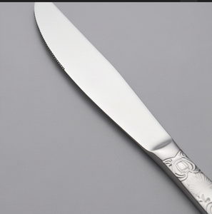 Ensemble de couverts élégants en métal avec poignée ornée, compatibles lave-vaisselle, pour utilisation sur table de mariage, couleur argentée. - Product Image 2