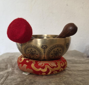 Bol chantant en laiton artisanal avec mallette en bois, coussin rouge et batte en feutre rouge, style tibétain, pour la méditation et le yoga - Product Image 2