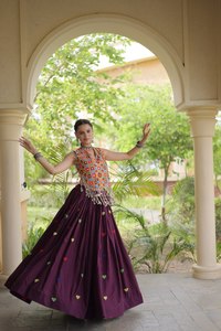 Lehenga Choli de la mejor calidad, especial para Navratri, con bordado de corazones, gota y encaje con espejos para niñas, disponible al mejor precio. - Product Image 3