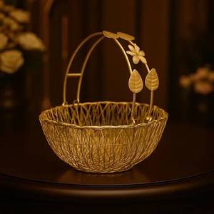 Panier de rangement en métal doré rond fait à la main de style vintage avec poignée en forme de feuille de fleur pour la décoration du salon - Product Image 1