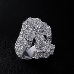 Anillo de cóctel de lujo AMBER JEWELS, plata 925 con baño de rodio, moissanita de corte brillante, engaste pavé, patrón numérico, unisex, clásico - Product Image 1