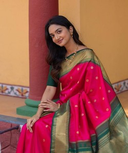 Sari en soie vert clair prêt à être expédié, robe traditionnelle indienne style Banarasi, sari drapé avec motif de bordure pour les cérémonies. - Product Image 3
