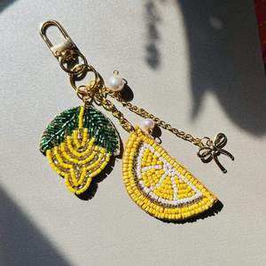 Llavero de Lona Hecho a Mano con Colgante de Limón, Perla y Palmera, Amarillo y Verde, Accesorio de Joyería para Navidad y Año Nuevo - Product Image 1