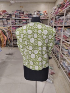 Gilet matelassé vert à fleurs pour femme, col en V, sans manches, veste en coton tissé, fermeture boutonnée, cadeau pour elle - Product Image 6
