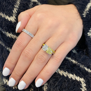 Bague en or blanc 18 carats avec diamant taille émeraude et diamant cœur jaune, certifiée IGI, diamant de laboratoire, style classique pour femme, pour fiançailles - Product Image 3